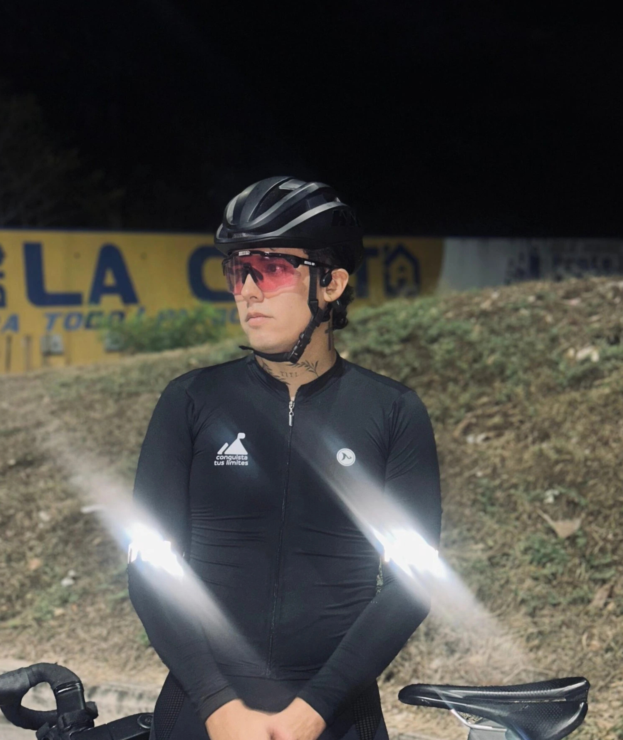 Foto principal del Jersey ML Solido Negro que posee unos reflectivos frontales en cada brazo.