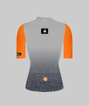 Jersey de ciclismo de hombre con diseño degradado gris a negro y mangas naranjas. Detalles de la marca Natural en el pecho y la parte inferior trasera.