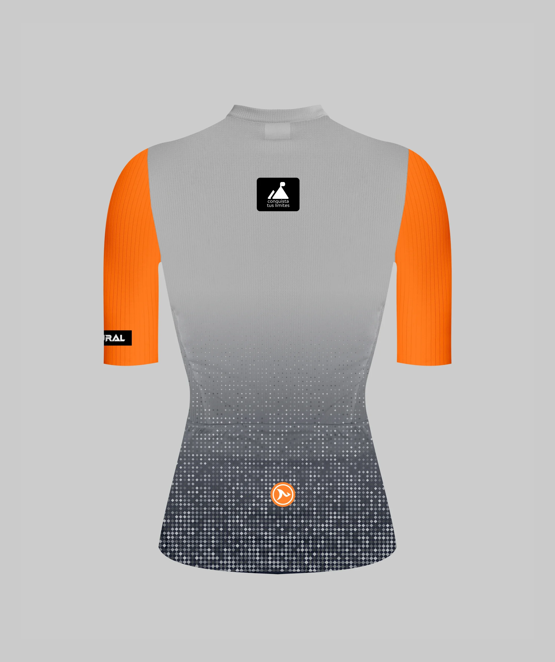 Jersey de ciclismo de hombre con diseño degradado gris a negro y mangas naranjas. Detalles de la marca Natural en el pecho y la parte inferior trasera.