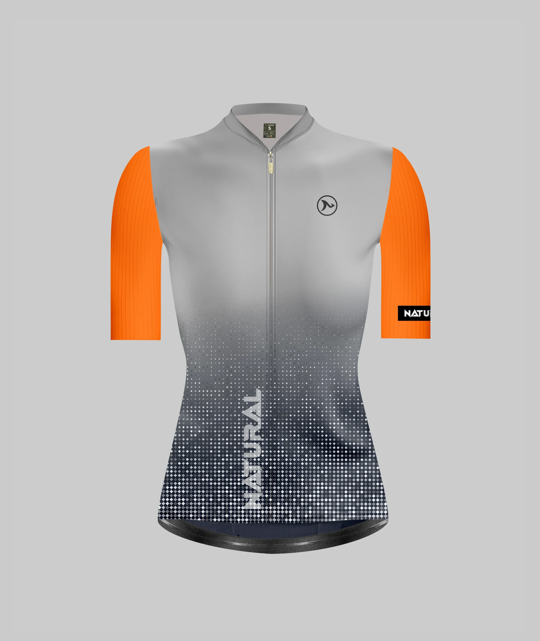 Jersey de ciclismo de mujer con diseño degradado gris a negro, mangas naranjas y detalles de la marca Natural en el pecho, ideal para actividades deportivas.